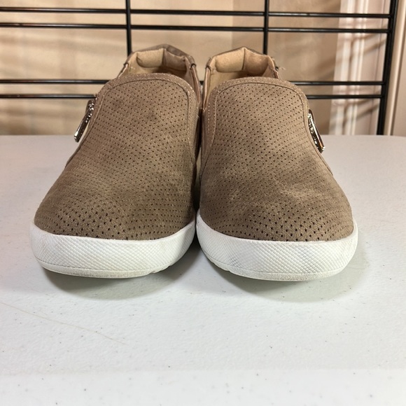 EUC Anne Klein 6.5 Women’s Taupe/Gray NISSA Casual Slip On Wedge - Picture 8 of 9